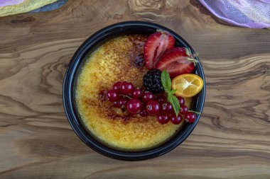 Türk mutfağı tatlı çeşitleri. Muhallebi / Ev Yapımı Puding. Fırınlanmış pirinç pudingi Türk sütü tatlı, güveçte dikenli, içinde orman meyveleri, böğürtlen ve böğürtlen var.. 