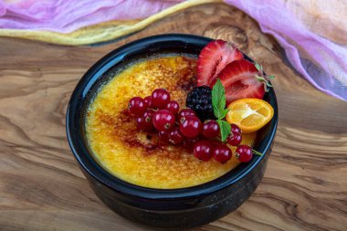 Türk mutfağı tatlı çeşitleri. Muhallebi / Ev Yapımı Puding. Fırınlanmış pirinç pudingi Türk sütü tatlı, güveçte dikenli, içinde orman meyveleri, böğürtlen ve böğürtlen var.. 