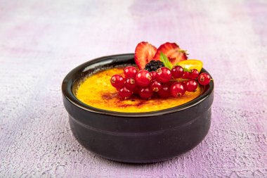 Türk mutfağı tatlı çeşitleri. Muhallebi / Ev Yapımı Puding. Fırınlanmış pirinç pudingi Türk sütü tatlı, güveçte dikenli, içinde orman meyveleri, böğürtlen ve böğürtlen var.. 