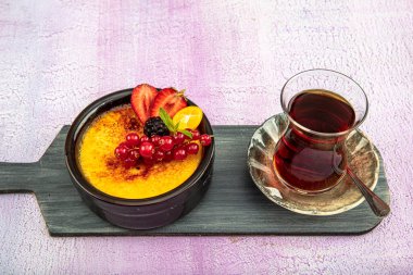 Türk mutfağı tatlı çeşitleri. Muhallebi / Ev Yapımı Puding. Fırınlanmış pirinç pudingi Türk sütü tatlı, güveçte dikenli, içinde orman meyveleri, böğürtlen ve böğürtlen var.. 