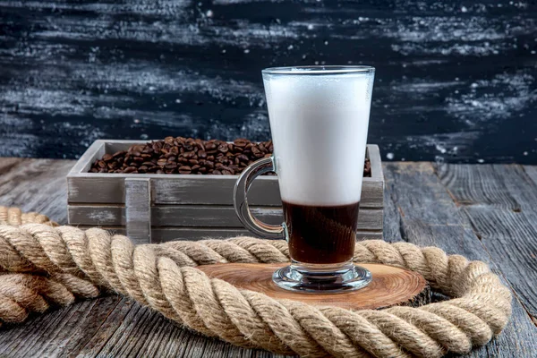 Krem Şantili Kahve Büyük Bardakta Latte Macchiato Koyu Arkaplanda Bir — Stok fotoğraf