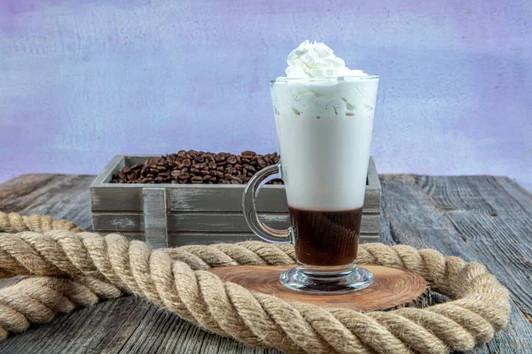 Café Moka Crème Fouettée Latte Macchiato Dans Grand Verre Verre — Photo