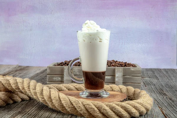 Kaffe Mocka Med Vispgrädde Latte Macchiato Ett Högt Glas Glas — Stockfoto