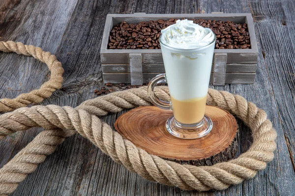 Copo Latte Macchiato Com Grãos Café Sobre Mesa Madeira Café — Fotografia de Stock