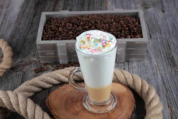 Verre Latte Macchiato Avec Grains Café Debout Sur Une Table — Photo