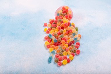 Renkli tatlı şekerler. Seçici odak noktası renkli şeker ve jöle şekeri yakın plan.