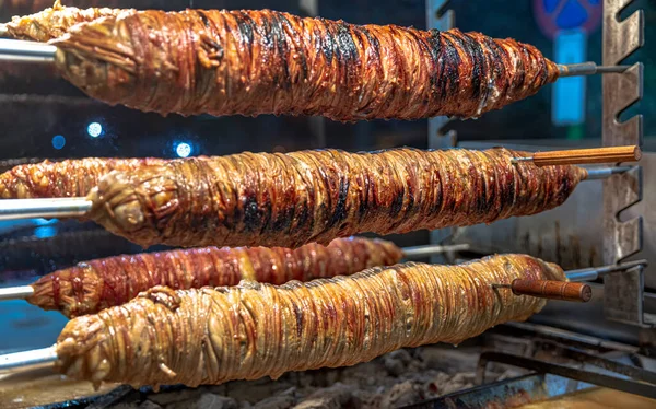 Türk Sokak Yemekleri Kokorec Ahşap Fırında Pişirilmiş Koyun Bağırsağından Yapılır — Stok fotoğraf