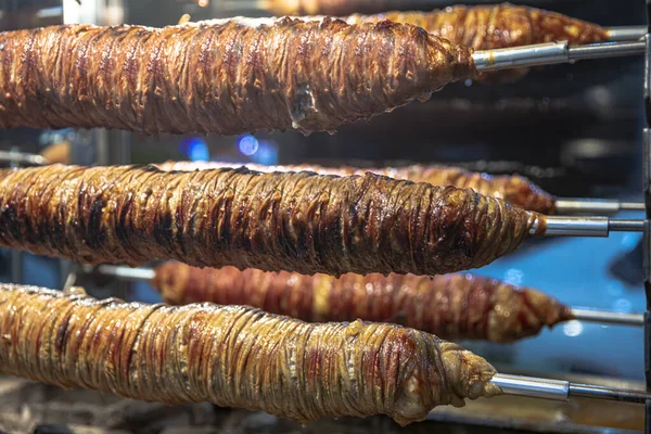 Türk Sokak Yemekleri Kokorec Ahşap Fırında Pişirilmiş Koyun Bağırsağından Yapılır — Stok fotoğraf