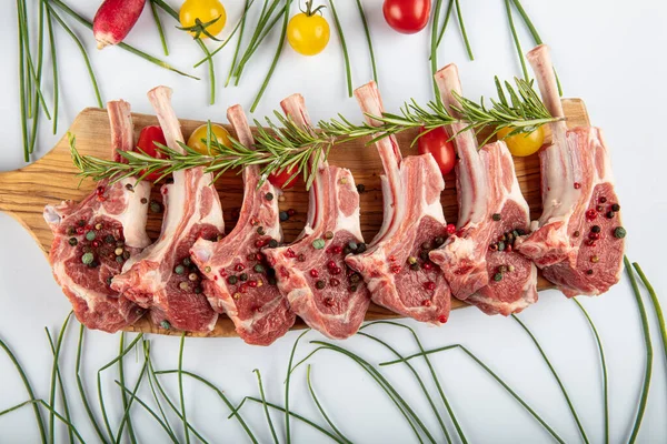 Costolette Agnello Crudo Con Spezie Erbe Primo Piano Fondo Legno — Foto Stock