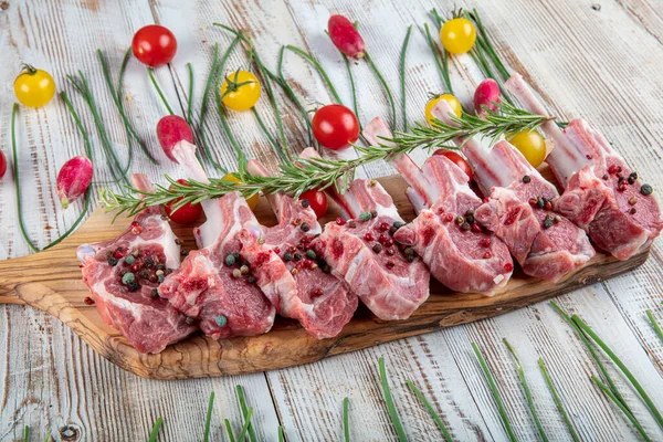 Rohe Lammkoteletts Mit Gewürzen Und Kräutern Nahaufnahme Auf Holzgrund — Stockfoto