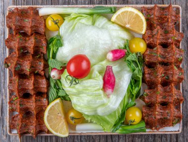 Geleneksel Türk Çiğ eti. (Cig Kofte) Türk yemeği. Cig kofte / Türk Geleneksel Yemekleri.
