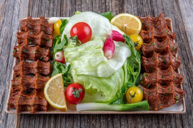 Geleneksel Türk Çiğ eti. (Cig Kofte) Türk yemeği. Cig kofte / Türk Geleneksel Yemekleri.