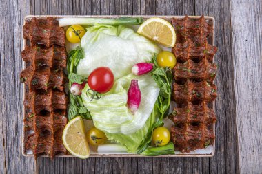 Geleneksel Türk Çiğ eti. (Cig Kofte) Türk yemeği. Cig kofte / Türk Geleneksel Yemekleri.
