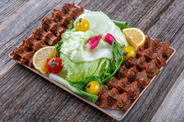 Geleneksel Türk Çiğ eti. (Cig Kofte) Türk yemeği. Cig kofte / Türk Geleneksel Yemekleri.