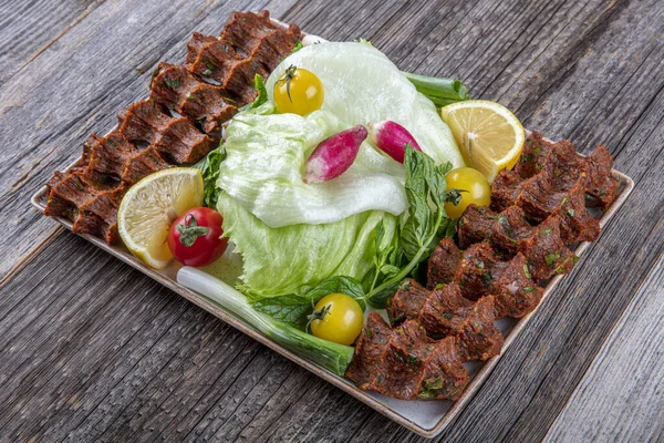 Tradycyjne Tureckie Surowe Mięso Cig Kofte Tureckie Jedzenie Cig Kofte — Zdjęcie stockowe