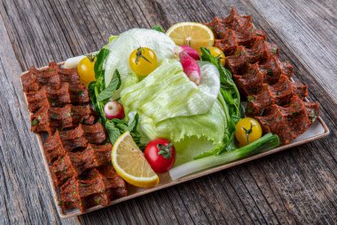 Geleneksel Türk Çiğ eti. (Cig Kofte) Türk yemeği. Cig kofte / Türk Geleneksel Yemekleri.