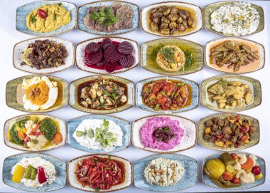Geleneksel Türk ve Yunan yemek meze masası. Türk Mutfağı Soğuk Aperatifleri (zeytinyağlı aperatifler). Türk aperatifleri renkli tabaklarda. Yoğurt ve çeşitli haşlanmış otlar.