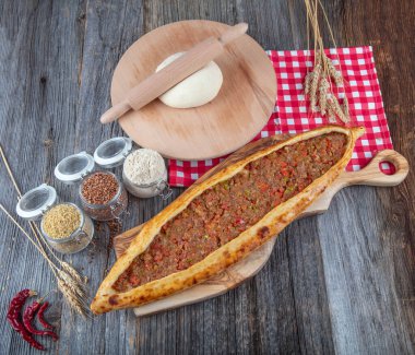 Kıymalı Türk pidesi, Kiymali Pide. Geleneksel Türk mutfağı. Etli Türk pizzası. Üst görünüm