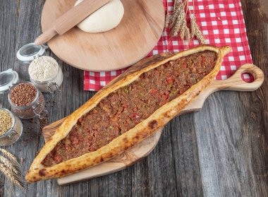Kıymalı Türk pidesi, Kiymali Pide. Geleneksel Türk mutfağı. Etli Türk pizzası. Üst görünüm