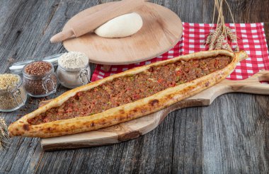Kıymalı Türk pidesi, Kiymali Pide. Geleneksel Türk mutfağı. Etli Türk pizzası. Üst görünüm