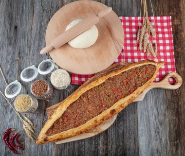 Kıymalı Türk pidesi, Kiymali Pide. Geleneksel Türk mutfağı. Etli Türk pizzası. Üst görünüm