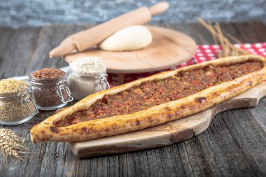 Kıymalı Türk pidesi, Kiymali Pide. Geleneksel Türk mutfağı. Etli Türk pizzası. Üst görünüm