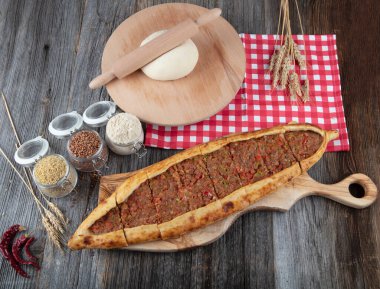 Kıymalı Türk pidesi, Kiymali Pide. Geleneksel Türk mutfağı. Etli Türk pizzası. Üst görünüm