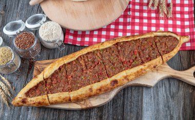 Kıymalı Türk pidesi, Kiymali Pide. Geleneksel Türk mutfağı. Etli Türk pizzası. Üst görünüm