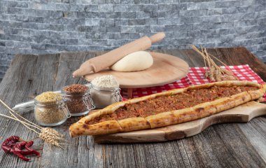 Kıymalı Türk pidesi, Kiymali Pide. Geleneksel Türk mutfağı. Etli Türk pizzası. Üst görünüm