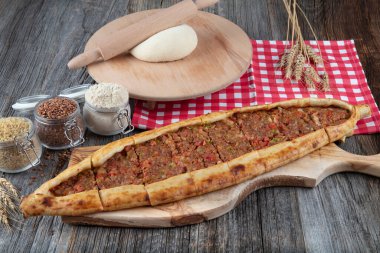 Kıymalı Türk pidesi, Kiymali Pide. Geleneksel Türk mutfağı. Etli Türk pizzası. Üst görünüm
