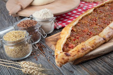 Kıymalı Türk pidesi, Kiymali Pide. Geleneksel Türk mutfağı. Etli Türk pizzası. Üst görünüm