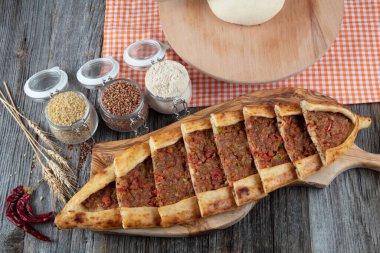 Kıymalı Türk pidesi, Kiymali Pide. Geleneksel Türk mutfağı. Etli Türk pizzası. Üst görünüm