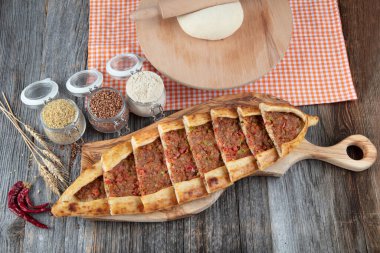 Kıymalı Türk pidesi, Kiymali Pide. Geleneksel Türk mutfağı. Etli Türk pizzası. Üst görünüm