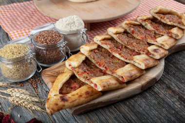 Kıymalı Türk pidesi, Kiymali Pide. Geleneksel Türk mutfağı. Etli Türk pizzası. Üst görünüm