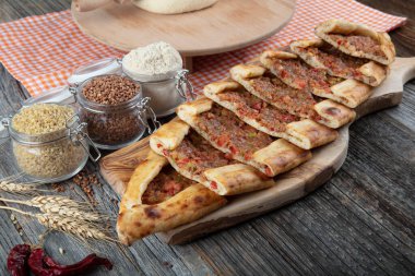 Kıymalı Türk pidesi, Kiymali Pide. Geleneksel Türk mutfağı. Etli Türk pizzası. Üst görünüm
