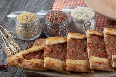 Kıymalı Türk pidesi, Kiymali Pide. Geleneksel Türk mutfağı. Etli Türk pizzası. Üst görünüm