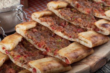 Kıymalı Türk pidesi, Kiymali Pide. Geleneksel Türk mutfağı. Etli Türk pizzası. Üst görünüm