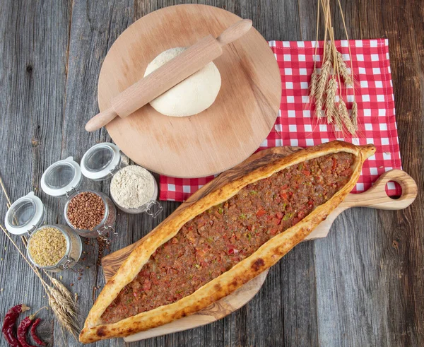 Kıymalı Türk pidesi, Kiymali Pide. Geleneksel Türk mutfağı. Etli Türk pizzası. Üst görünüm