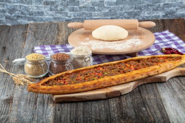 Geleneksel Türk Mutfağı; küp et / kusbasili pide.Türk pita kavramı.