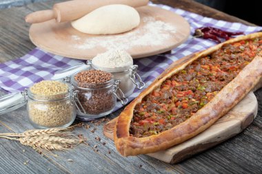 Geleneksel Türk Mutfağı; küp et / kusbasili pide.Türk pita kavramı.