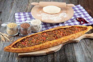 Geleneksel Türk Mutfağı; küp et / kusbasili pide.Türk pita kavramı.