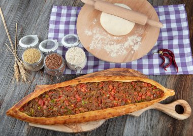 Geleneksel Türk Mutfağı; küp et / kusbasili pide.Türk pita kavramı.