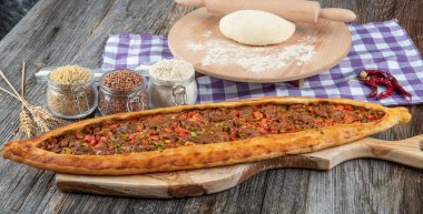 Geleneksel Türk Mutfağı; küp et / kusbasili pide.Türk pita kavramı.