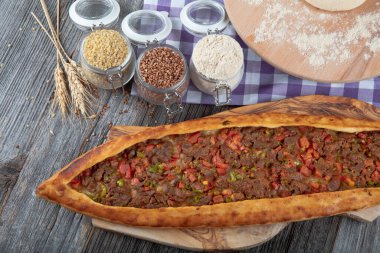 Geleneksel Türk Mutfağı; küp et / kusbasili pide.Türk pita kavramı.