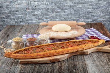 Geleneksel Türk Mutfağı; küp et / kusbasili pide.Türk pita kavramı.