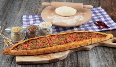 Geleneksel Türk Mutfağı; küp et / kusbasili pide.Türk pita kavramı.