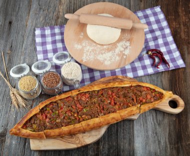 Geleneksel Türk Mutfağı; küp et / kusbasili pide.Türk pita kavramı.