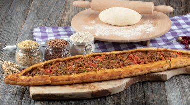 Geleneksel Türk Mutfağı; küp et / kusbasili pide.Türk pita kavramı.