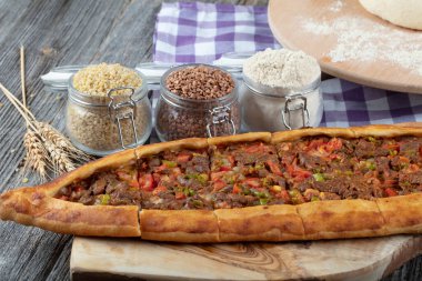 Geleneksel Türk Mutfağı; küp et / kusbasili pide.Türk pita kavramı.