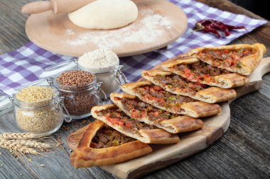 Geleneksel Türk Mutfağı; küp et / kusbasili pide.Türk pita kavramı.